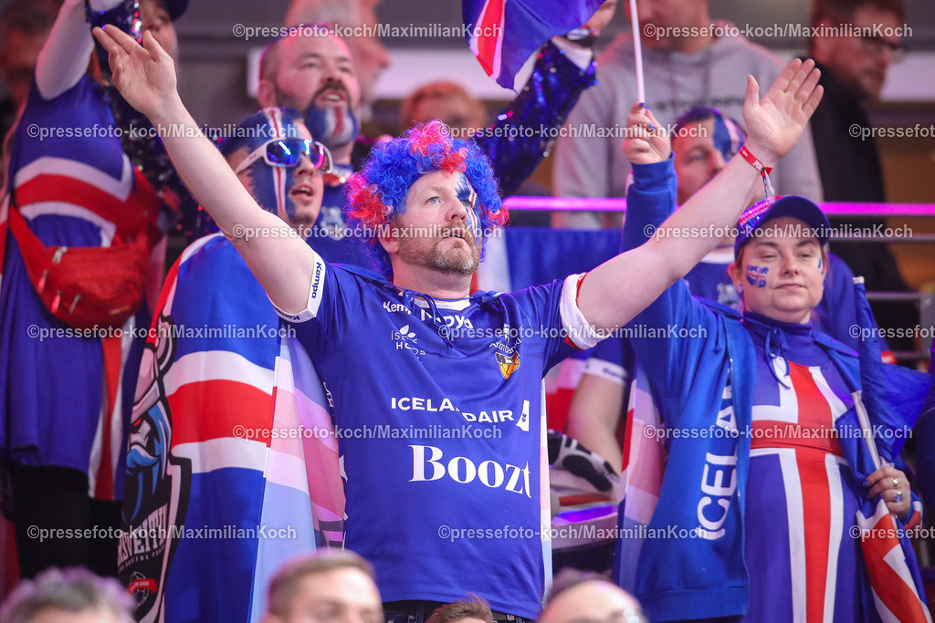 EHFEURO18012403107 | 18.01.2024, EHF EURO 2024, Männer Europameisterschaft Handball, Lanxess Arena in Köln, Deutschland - Island: Isländische Fans jubelnd der Mannschaft von der Tribüne aus zu.