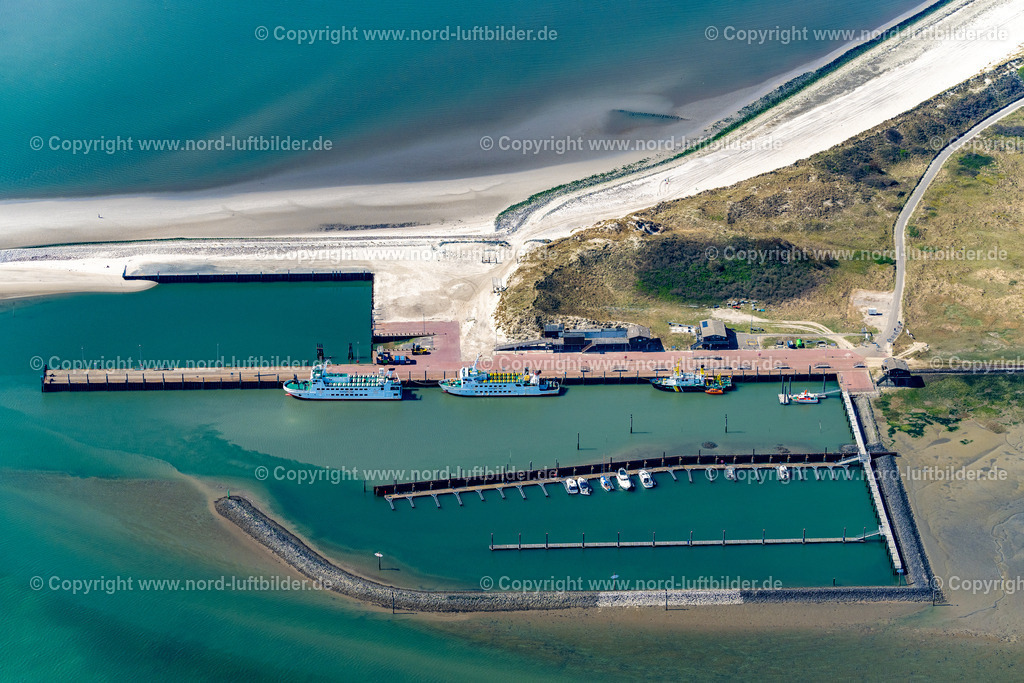 Wangerooge_Hafen_ELS_6587170423 | WANGEROOGE 17.04.2023 Südwestliche Küste mit Hafenanlagen auf der Insel Wangerooge im Wattenmeer in der Nordsee im Bundesland Niedersachsen. Wangerooge ist die östlichste der bewohnten Ostfriesischen Inseln und verfügt über einen Sandstrand und ist Nordseeheilbad. // Southwestern coast of Wangerooge Island in the Wadden Sea of the North Sea in the state of Lower Saxony. Wangerooge is the Eastern-most inhabited of the East Frisian Islands. It has a sand beach and is a spa resort. Foto: Martin Elsen