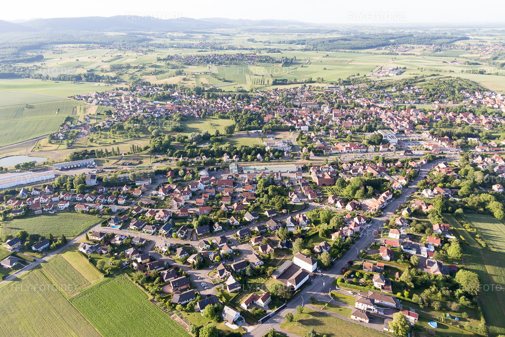 Luftbild: Ortsansicht in Soultz-sous-Forêts im Bundesland Bas-Rhin in Frankreich. Foto: IMG_100828.jpg vom 08.06.2017 durch Werner Riehm/FLY-FOTO.de