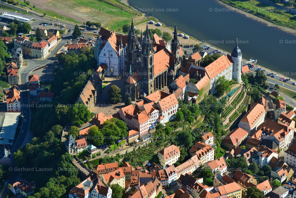3636860 | MEIßEN 25.08.2016 Burganlage des Schloß Albrechtsburg mit dem Hochstift Dom am Domplatz am Ufer des Flußverlaufes der Elbe in Meißen im Bundesland Sachsen. Weiterführende Informationen bei: Hochstift Meißen,  Staatliche Schlösser, Burgen und Gärten Sachsen gemeinnützige GmbH (SBG),  Stadt Meißen. // Castle of Schloss Albrechtsburg on Domplatz in Meissen in the state Saxony. Further information at: Hochstift Meissen,  Staatliche Schloesser, Burgen und Gaerten Sachsen gemeinnuetzige GmbH (SBG),  Stadt Meissen. Foto: Gerhard Launer