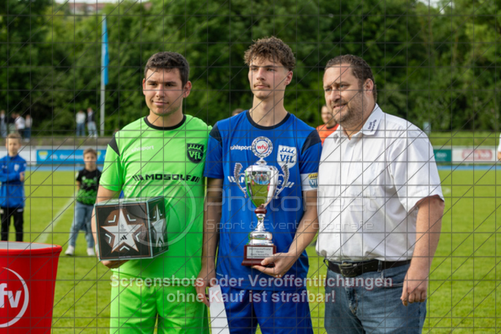 20250529_183617_0267 | #,  VfL Kirchheim (blau) vs. 1.FC Eislingen (weiß), Fußball, Bezirkspokal Finale - Bezirk Neckar/Fils, 2024/2025, Rasenplatz VfL Stadion Kirchheim, Jesinger Straße 105, 73230 Kirchheim, 29.05.2025 - 16:30 Uhr,Foto: PhotoPeet-Sportfotografie/Peter Harich