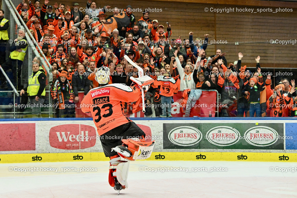EC IDM WÄRMEPUMPEN VSV vs. MOSER MEDICAL GRAZ99ERS | Graz 99ers Fans feiern mit #33 Maxime Lagacé Graz 99ers, EC IDM WÄRMEPUMPEN VSV vs. MOSER MEDICAL GRAZ99ERS, EC IDM WÄRMEPUMPEN VSV vs. MOSER MEDICAL GRAZ99ERS am 17.03.2026 in Villach (Stadthalle Villach), Austria, (Photo by Bernd Stefan)