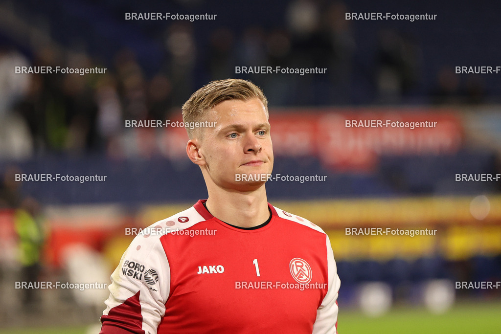 MSV Duisburg - Rot-Weiss Essen  | Duisburg, Deutschland, 26.10.2025 Jakob Golz  (Rot-Weiss Essen) schaut  während des 3.Liga Spiels zwischen MSV Duisburg und Rot-Weiss Essen in der Schauinsland-Reisen-Arena am 26.10.2025 in Duisburg (Foto von Timo Bluhmki-Schmidt/ Brauer Fotoagentur
