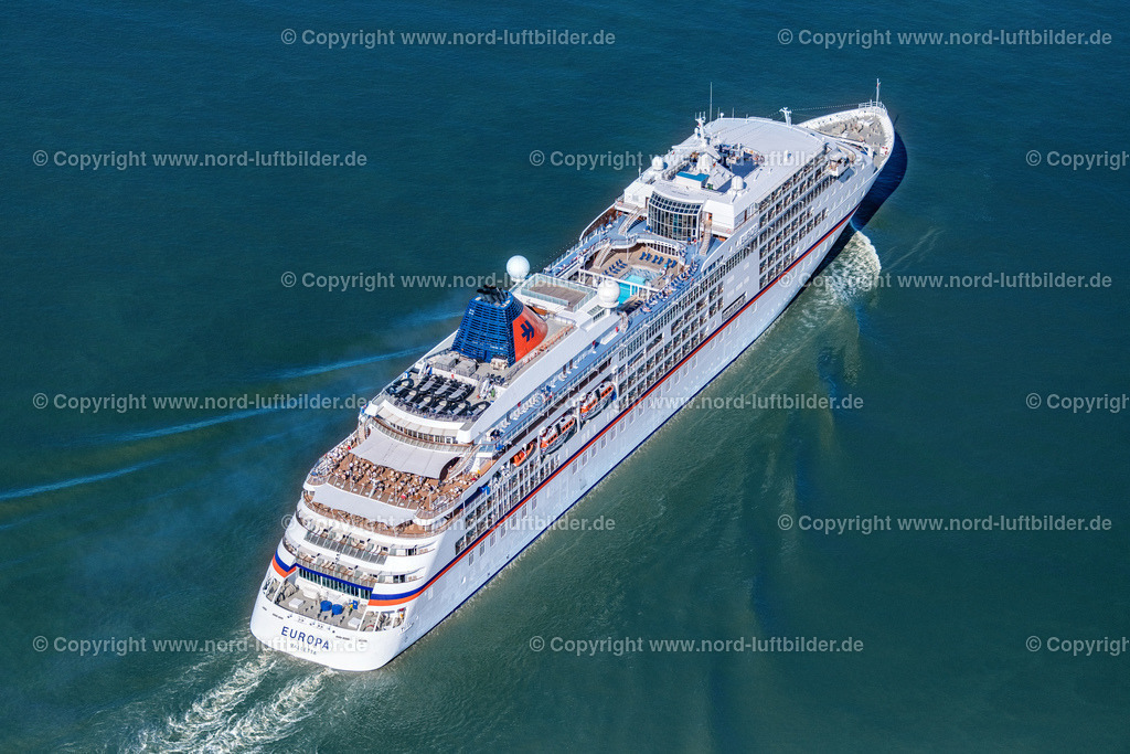 Ms_Europa_Kreuzfahrtschiff_Hapag_Lloyd_ELS_7121130822 | KOLLMAR 13.08.2022 Kreuzfahrt- Passagier- und Fahrgast- Schiff " MS Europa Hapag Lloyd " in Kollmar im Bundesland Schleswig-Holstein, Deutschland. // Cruise and passenger ship " MS Europa Hapag Lloyd " in Kollmar in the state Schleswig-Holstein, Germany. Foto: Martin Elsen