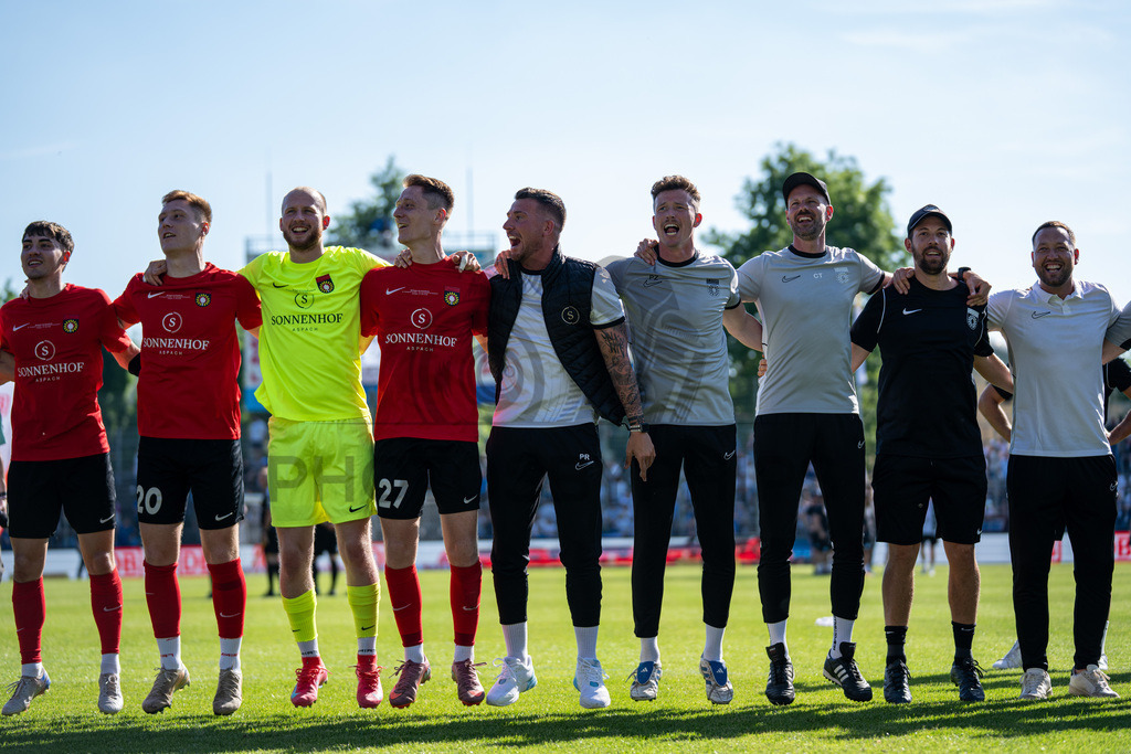 Stuttgarter Kickers vs. SG Sonnenhof Großaspach, Fussball, WFV-Pokal, Finale, 23.05.2026 | Team jubelt nach Abpfiff mit Fans, Zuschauern und Verantwortlichen,Stuttgarter Kickers vs. SG Sonnenhof Großaspach, Fussball, WFV-Pokal, Finale, 23.05.2026