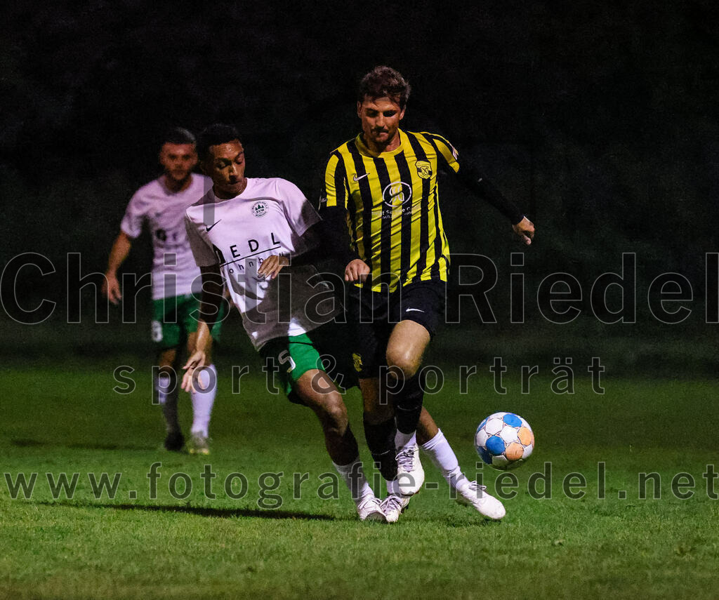 2023-09-15_020_FC_Moosinning_gegen_SV_Waldperlach | Moosinning, Deutschland, 15.09.2023:
Fußball, Bezirksliga Oberbayern Ost 2023 / 2024, 9. Spieltag, FC Moosinning gegen SV Waldperlach, Endergebnis: 0:1

Mohamed Abdane (SV Waldperlach, #5), Christian Reiser (FC Moosinning, #17)

Foto: Christian Riedel / fotografie-riedel.net