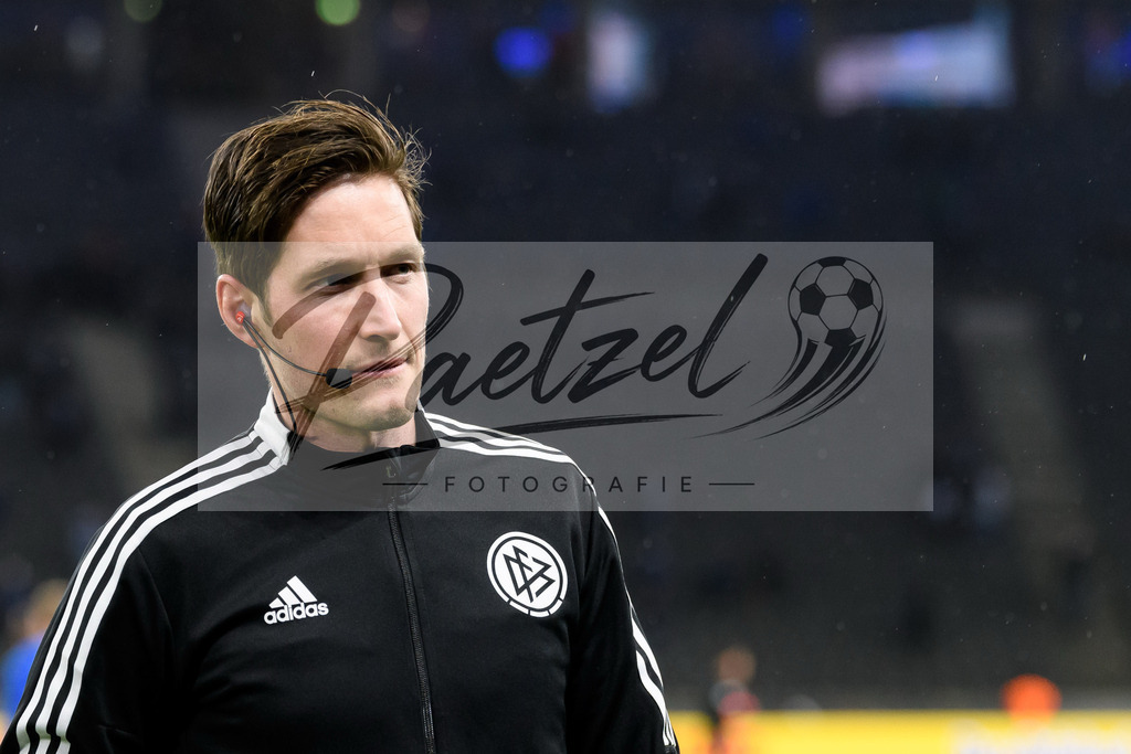 BSCRBL20220220_262 | Fussball, Herren: Vierter Offizieller Dr. Matthias Joellenbeck schaut bei dem Spiel der 1. Bundesliga zwischen Hertha BSC und RB Leipzig im Olypiastadion am 20.02.2022 in Berlin, Deutschland.DFB / DFL REGULATIONS PROHIBIT ANY USE OF PHOTOGRAPHS AS IMAGE SEQUENCES AND/OR QUASI-VIDEO. - Realisiert mit Pictrs.com