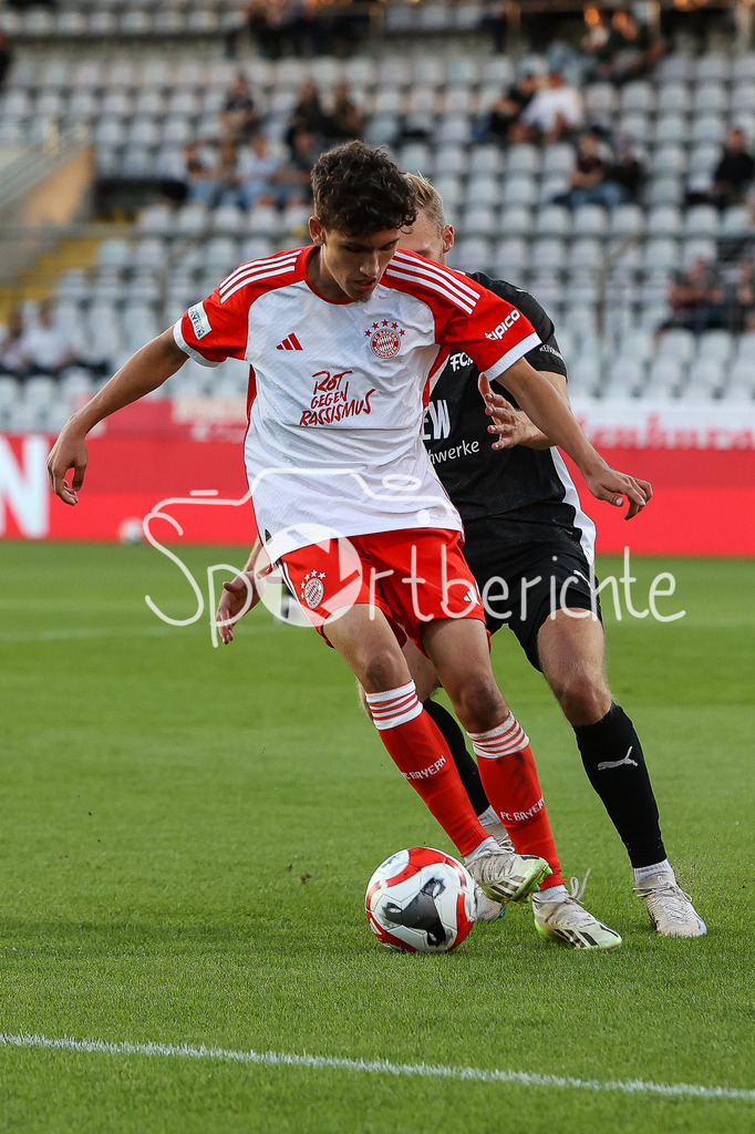 FC Bayern Amateure - FC Memmingen | Younes AITAMER (FCB #17) im Zweikampf mit Nicolai BRUGGER (FCM #4)