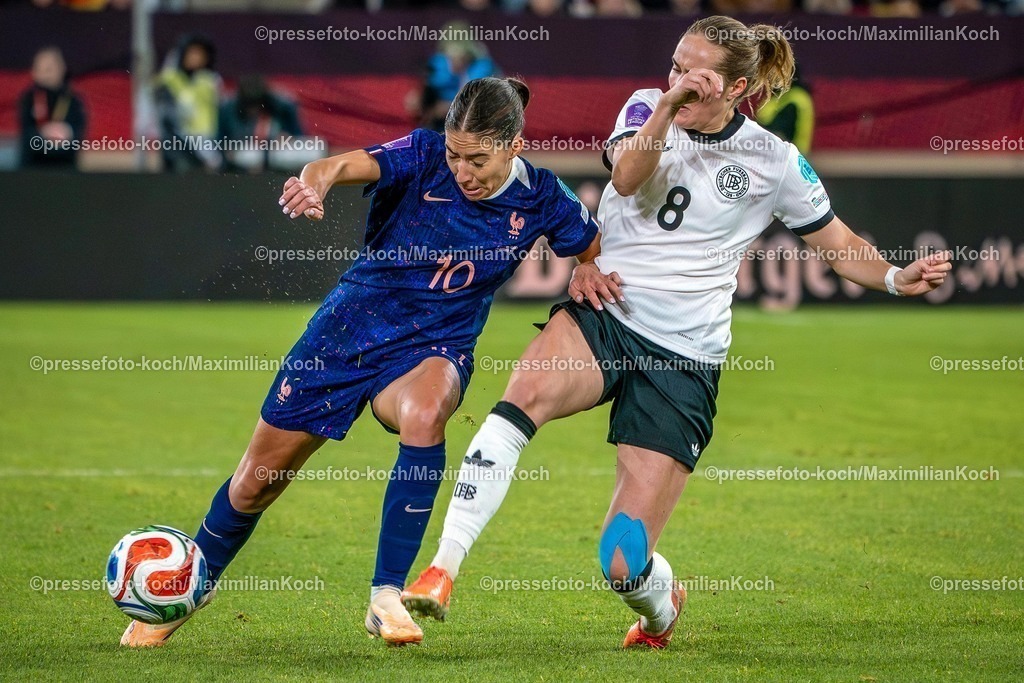 xKKUx24102501120 | 24.10.2025, xkkux, Fußball, UEFA Women s Nations League Halbfinale, Saison 2025/2026, Länderspiel Hinspiel in der MERKUR SPIEL-ARENA Düsseldorf, Clara Mateo (FRA #10) im Zweikampf gegen Sydney Lohmann (GER #08) 