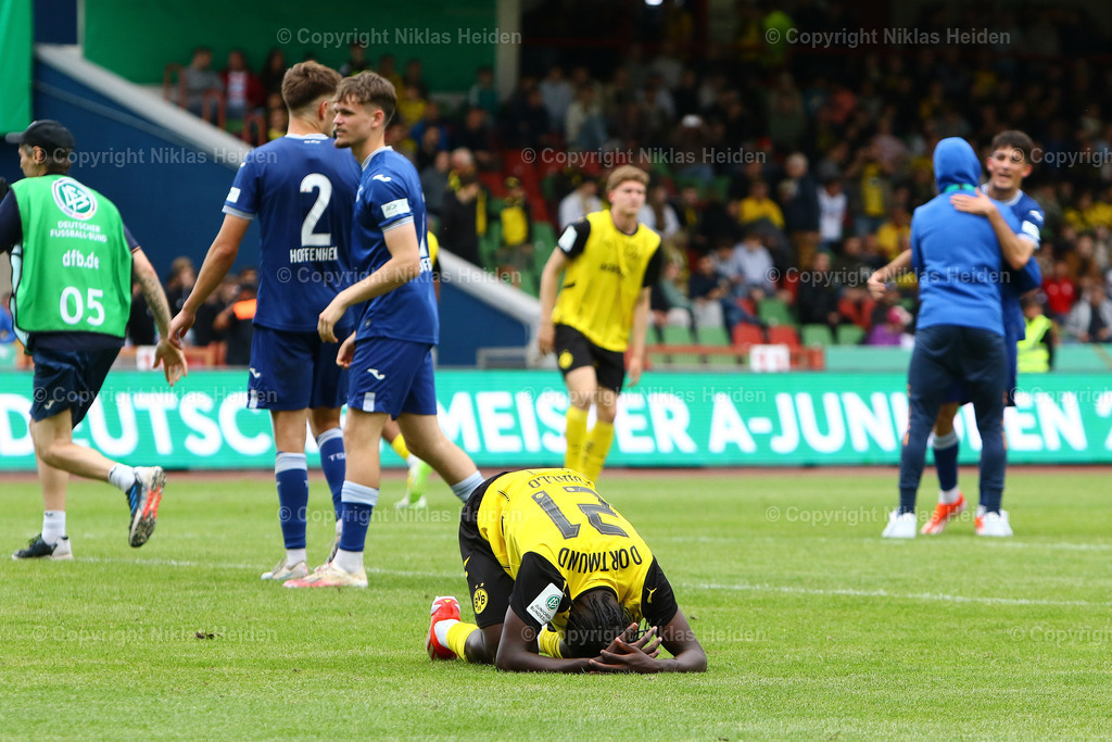 NH_BorussiaDortmundU19_TSG1899HoffenheimU19_U19Bundesliga_30052024 | #21 Ousmane Diallo (Borussia Dortmund U19) enttäuscht nach dem 1:3.

Fußball I Junioren I A-Junioren Bundesliga I Saison 2023-2024 I Finale Deutsche Meisterschaft I Borussia Dortmund U19 - TSG 1899 Hoffenheim U19 I 30.05.2024 I Stadion Niederrhein