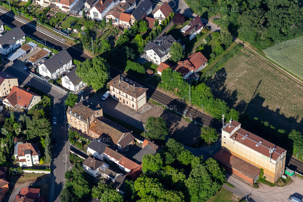Luftbild: Raiffeisen Warenhandelsgesellschaft Südpfalz mbH in Rheinzabern im Bundesland Rheinland-Pfalz in Deutschland. Foto: IMG_132356.jpg vom 03.06.2022 durch Werner Riehm/FLY-FOTO.deRaiffeisen Agrarhandel Pfalz | Raiffeisen Agrar Pfalz