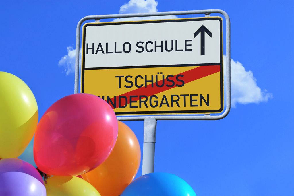 Hallo Schule - Tschüss Kindergarten | (Fotomontage) Ortsausgangsschild mit dem Schriftzug TSCHÜSS KINDERGARTEN/HALLO SCHULE - Realisiert mit Pictrs.com