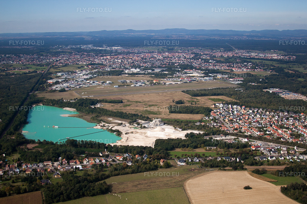 Vue aérienne: Piste et voie de circulation de l'aérodrome de Haguenau à Haguenau à le quartier Zone Activite Aerodrome in Hagenau dans le département Bas Rhin, France – .Photo: IMG_53528.jpg prise le 30/09/2012 par Werner Riehm/FLY-FOTO.eu – Résolution de l'original: 4752 x 3168 px