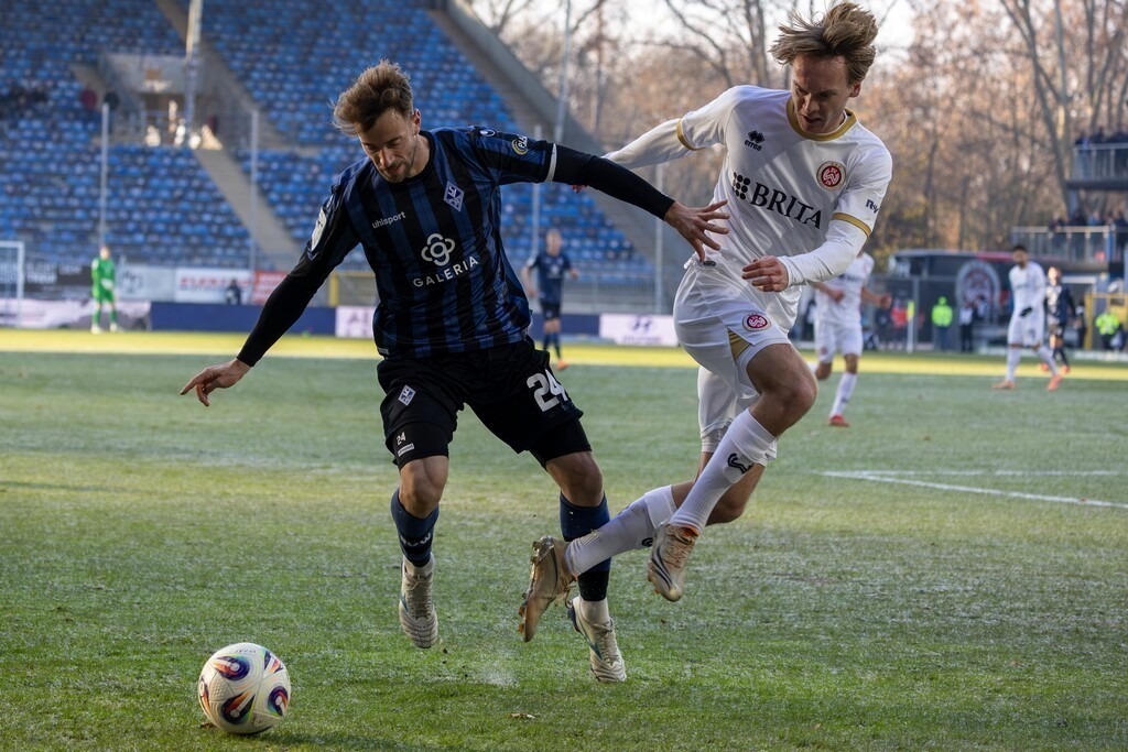 Fußball 3. Liga, Saison 2025/26, 15. Spieltag: Waldhof Mannheim gegen SV Wehen-Wiesbaden | Fußball 3. Liga, Saison 2025/26, 15. Spieltag: Waldhof Mannheim gegen SV Wehen-Wiesbaden***Bild: Lukas Klünter (24, Mannheim) behauptet den Ball - Realisiert mit Pictrs.com