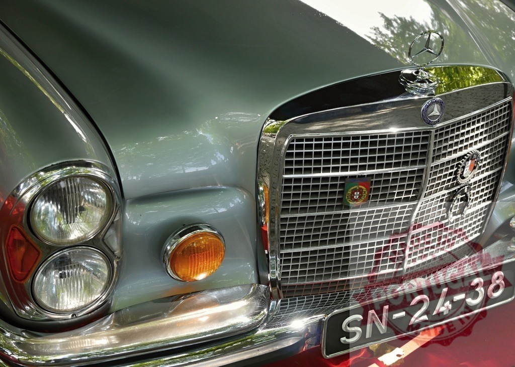 Vintage Mercedes-Benz car grille and headlights in Portugal | Close-up of a classic Mercedes-Benz front showcasing its chrome details and Portuguese license plate - Realisiert mit Pictrs.com