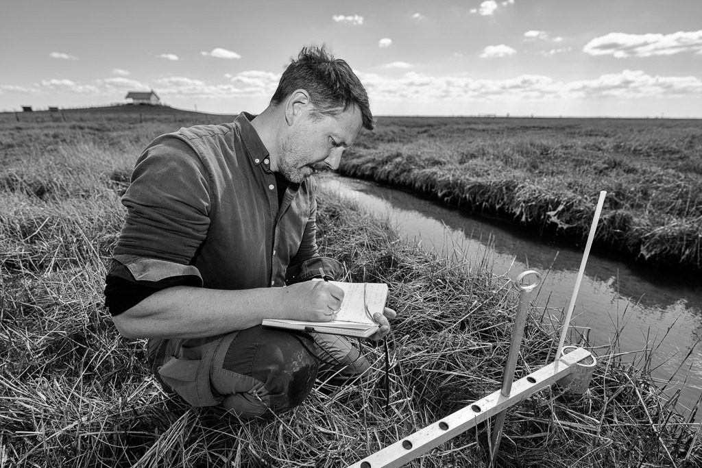 Salzwiesen-Monitoring an der Hamburger Hallig © Holger Rüdel | Der Online-Shop von Holger Rüdel. Ausgewählte Fotografien als FineArt-Prints bestellen: Bildreportagen, Landschaften, Wildlife, History, Infrarot-Motive in Schwarzweiß und Verschiedenes.  - Realisiert mit Pictrs.com