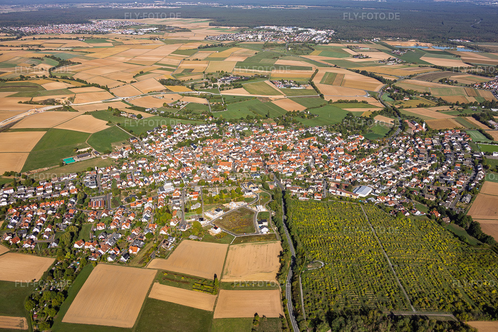 Luftbild: Ortsansicht mit Baumschule am St.-Luzia-Weg von Südosten im Ortsteil Pflaumheim in Großostheim im Bundesland Bayern in Deutschland. – Foto: IMG_159153.jpg vom 22.09.2026 durch Werner Riehm/FLY-FOTO.de – Auflösung des Originals: 5686 x 3790 px