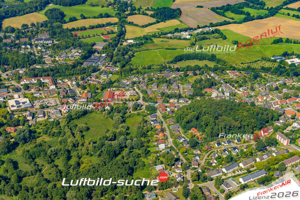 Übersichts Bild Malente - Die Luftaufnahme wurde 2025 vom UL-Flugzeug heraus erstellt ( keine Drohnenaufnahme ) - Hochauflösende Luftaufnahme - für Wandbilder und großformatige Ausdrucke geeignet. Das besondere Geschenk!Hier alle&nbsp;Infos zur Lizenzierung der LuftaufnahmeWir fliegen auch dieses Jahr wieder in Ihre Region um Luftbilder zu erstellen.- Luftbild anfragen