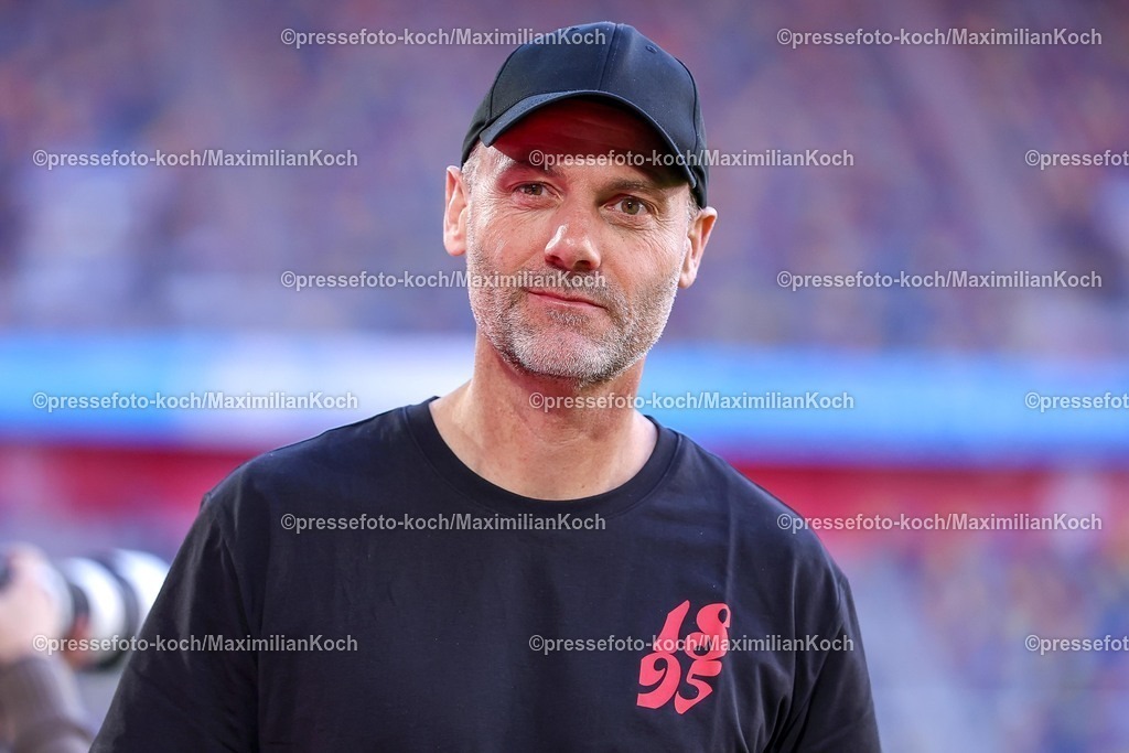 F9524042601001 | 24.04.2026, Fußball, Fortuna Düsseldorf - SC Dynamo Dresden, 2. Fußball Bundesliga, Herren, Merkur Spiel-Arena, 31. Spieltag, Saison 2025 2026: Cheftrainer Alexander Ende (Fortuna Düsseldorf)  DFB regulations prohibit any use of photographs as image sequences and or quasi-video.