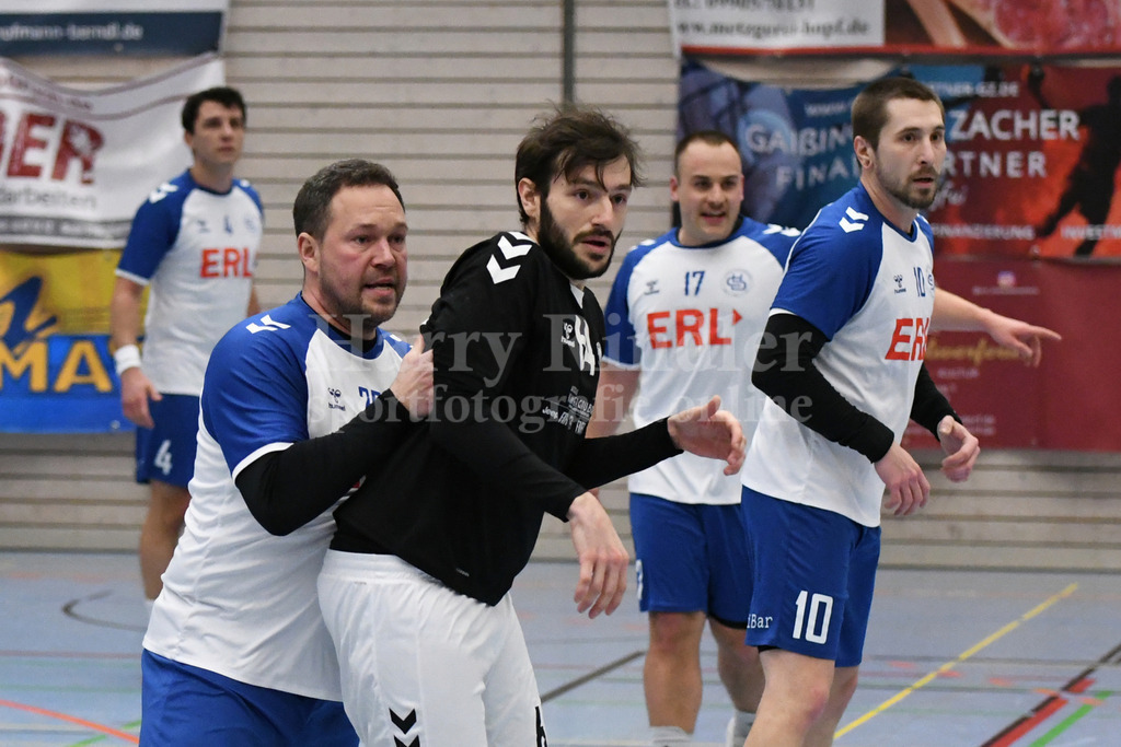 HC Deggendorf : Burghausen II | Peter Gasz ( HC Deggendorf #25) packt zu - Realisiert mit Pictrs.com
