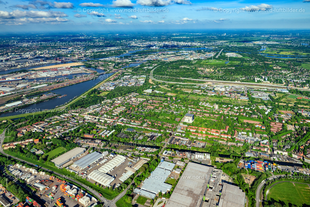 Hamburg_Wilhelmsburg_Mitte_ELS_9986070524 | HAMBURG 07.05.2024 Wohngebiet einer Mehrfamilienhaussiedlung entlang der Georg-Wilhelm-Straße in Hamburg, Deutschland. // Residential area of a multi-family house settlement along the Georg-Wilhelm-Strasse in Hamburg, Germany. Foto: Martin Elsen
