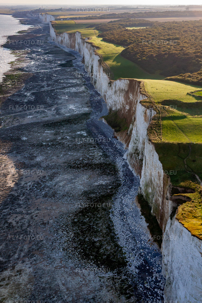Vue aérienne: Falaise à Mers-les-Bains dans le département Somme, France. Photo: IMG_70814.jpg prise le 24/08/2014 par Werner Riehm/FLY-FOTO.eu – Résolution de l'original: 3168 x 4752 px