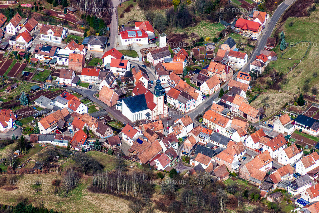 Kirchengebäude im Dorfkern | Luftbild: Kirchengebäude im Dorfkern in Schwanheim im Bundesland Rheinland-Pfalz in Deutschland. Foto: IMG_38389.jpg vom 20.03.2011 durch Werner Riehm/FLY-FOTO.de - Realisiert mit Pictrs.com