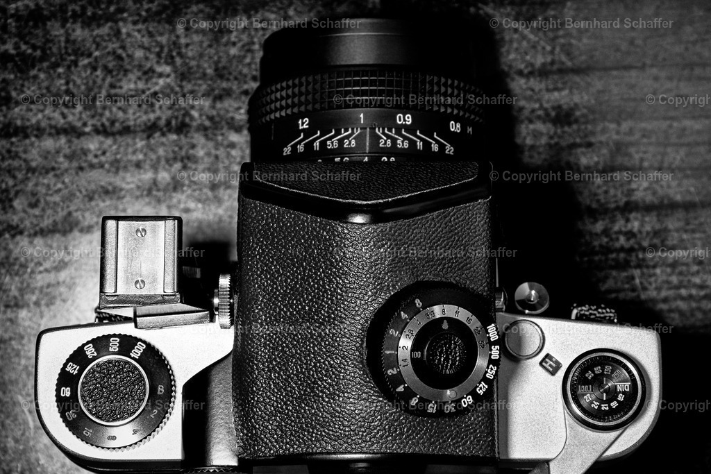 MF Kamera | Alte Mittelformat Kamera mit Objektiv - schwarz-weiss. - Realisiert mit Pictrs.com