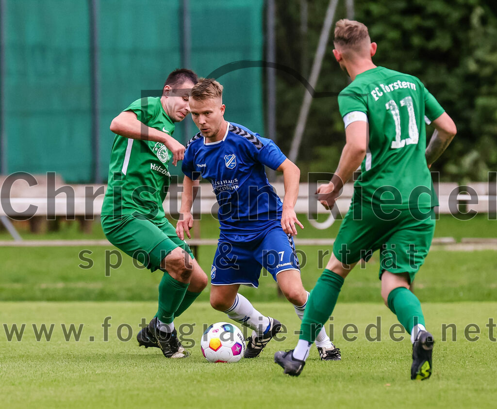 2023-08-04_059_FC_Forstern_gegen_FC_Langengeisling_II | Forstern, Deutschland, 04.08.2023:
Fußball, Kreisklasse 2023 / 2024, 1. Spieltag, FC Forstern gegen FC Langengeisling II, Endergebnis: 2:1

Tobias Keserü (FC Forstern, #6), Thomas Hinterwimmer (FC Langengeisling, #7), Andreas Ullmann (FC Forstern, #11)

Foto: Christian Riedel / fotografie-riedel.net