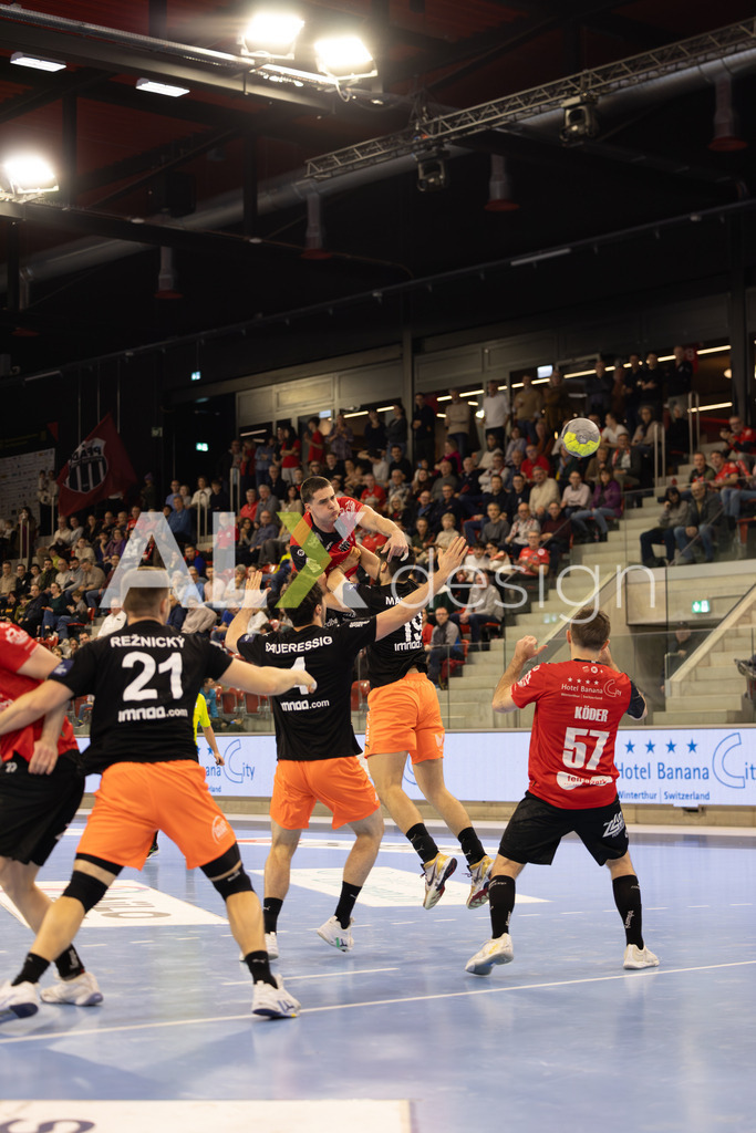 Handballen I Herren I Saison 2025-2026 I Quickline Handball League 2026 | Men I 18. Spieltag I Pfade Winterthur - Kadetten Schaffhausen I 20.12.2025 | 34 Faris Colakovic (Pfadi Winterthur) – Rückraum rechts - Realisiert mit Pictrs.com