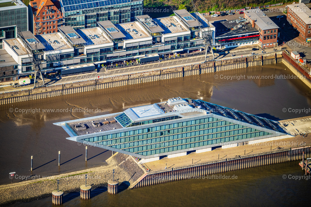 Hamburg_Dockland_ELS_3608060425 | HAMBURG 06.04.2025 Bürogebäude des Verwaltungs- und Geschäftshauses Dockland mit Aussichtspunkt und mit Fährschiff in Hamburg, Deutschland. // Office building Dockland in Hamburg, Germany. Foto: Martin Elsen