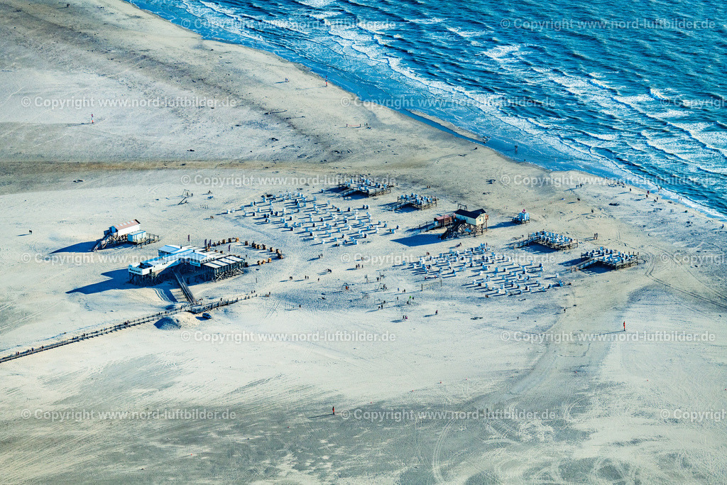 St. Peter-Ording_Strand_Strandkörbe_ELS_3740060822 | SANKT PETER-ORDING 06.08.2022 Küsten- Landschaft am Sandstrand der Badestelle Ording Nord im Ortsteil Sankt Peter-Ording in Sankt Peter-Ording im Bundesland Schleswig-Holstein, Deutschland. // Coastline on the sandy beach of Badestelle Ording Nord in the district Sankt Peter-Ording in Sankt Peter-Ording in the state Schleswig-Holstein, Germany. Foto: Martin Elsen