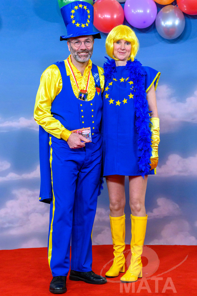 _DWA1492 | Fraktionsvorsitzende der Europaeischen Volkspartei (EVP) im Europaeischen Parlament, Manfred Weber mit seiner Gattin Andrea bei der TV-Sendung Fastnacht in Franken 2024. Veitshöchheim, 02.02.2024 Bayern Deutschland - Realisiert mit Pictrs.com