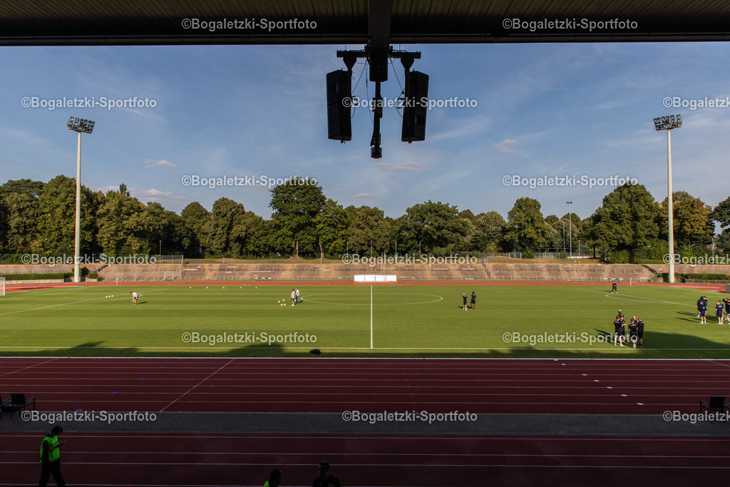 Grenzlandstadion | Leere Gegengerade Grenzlandstadion vor 1.Runden Niederrheinpokalspiel SC Victoria Mennrath MSV Duisburg 2025/26 - Realisiert mit Pictrs.com
