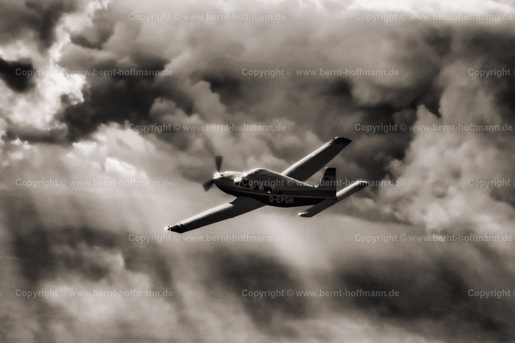 PLBDD_air2air_PiperSara_01e_90x60 | Luftbild. Einmotoriges Geschäftsflugzeug Typ " PIPER Saratoga II TC " zwischen den Wolken. Sonnenstrahlen erhellen die Szenerie. ___ Das Foto ist eine Reproduktion von einem Farbdia.  Bildanmutung - schwarz-weiß Charakter mit Farbtonung. - Realisiert mit Pictrs.com