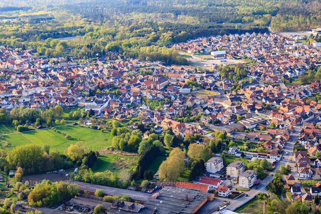 Luftbild: Ortsansicht von Südosten in Soufflenheim im Bundesland Bas-Rhin in Frankreich. – Foto: IMG_39480.jpg vom 14.04.2011 durch Werner Riehm/FLY-FOTO.de – Auflösung des Originals: 4752 x 3168 px