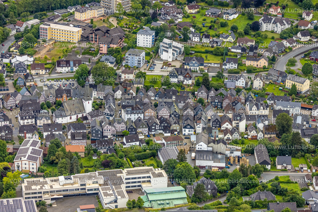 BadLaasphe240709418 | Luftbild, Städtisches Gymnasium, Altstadt mit historischen Häusern und evang. Stadtkirche, Wohngebiet zwischen Gartenstraße und Steinackerstraße, kath. Kirche St. Petrus und Anna, oben Gelände der ehemaligen Emmaburg-Klinik, Bad Laasphe, Wittgensteiner Land, Nordrhein-Westfalen, Deutschland