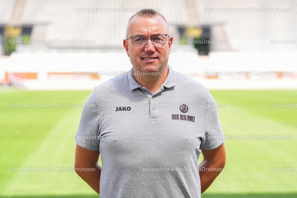 RWE22072501079 | Andreas Schroeder (Zeugwart); Rot-Weiss Essen; 3.Liga, Porträttermin 2025/2026, 22.07.2025