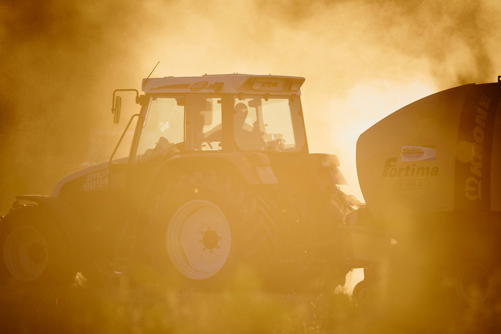 Herstellung von Strohballen auf dem Feld | Dobersdorf, Austria - July 10, 2016: Herstellung von Strohballen auf dem Feld. - Realisiert mit Pictrs.com