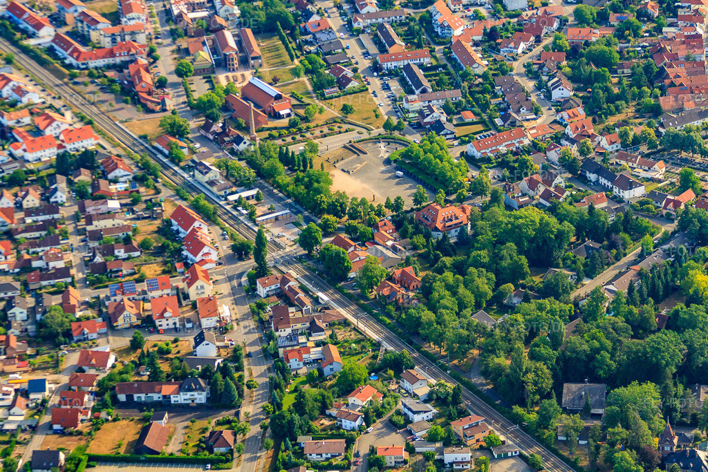 Luftbild: Bürgerhaus, Bürgerplatz und Bahnhof in Jockgrim im Bundesland Rheinland-Pfalz in Deutschland. Foto: IMG_40507(39411).jpg vom 29.05.2011 durch Werner Riehm/FLY-FOTO.de