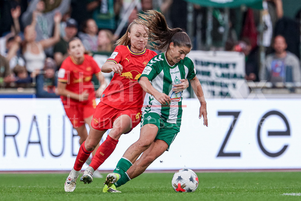 Fussball, Google Pixel Frauen-Bundesliga, SV Werder Bremen - RB Leipzig | v.li.: Lou-Ann Joly (RB Leipzig, 6) und Luna Vanzeir (SV Werder Bremen, 13) im Zweikampf, Duell, Dynamik, Aktion, Action, Spielszene, DIE DFB-RICHTLINIEN UNTERSAGEN JEGLICHE NUTZUNG VON FOTOS ALS SEQUENZBILDER UND/ODER VIDEOÄHNLICHE FOTOSTRECKEN. DFB REGULATIONS PROHIBIT ANY USE OF PHOTOGRAPHS AS IMAGE SEQUENCES AND/OR QUASI-VIDEO.