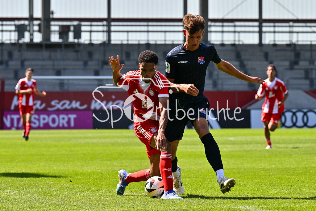 FC Bayern München U19 - SpVgg Unterhaching U19 | im Duell Chivano WIJKS (FCB #2) und Luis HASENSTAB (Haching 4) / Zweikampf / U19 DFB-Nachwuchsliga: FC Bayern München U19 - SpVgg Unterhaching U19; FC Bayern Campus am 10.08.2025