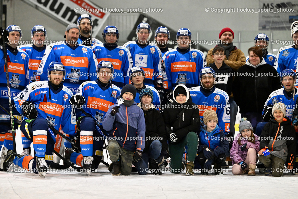 ESC SPARKASSE STEINDORF vs. 1. EHC ALTHOFEN | SOS Kinderdorf mit ESC Steindorf Mannschaft, ESC SPARKASSE STEINDORF vs. 1. EHC ALTHOFEN, ESC SPARKASSE STEINDORF vs. 1. EHC ALTHOFEN am 30.11.2025 in Steindorf (Ossiachersee Halle), Austria, (Photo by Bernd Stefan)