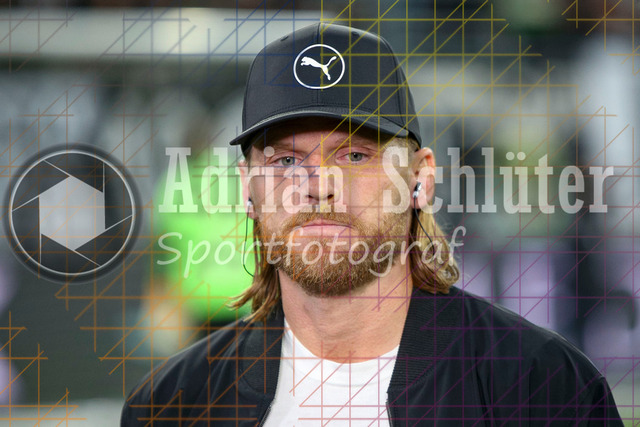 Borussia Mönchengladbach vs SC Freiburg - Bundesliga  | Mönchengladbach, Deutschland, 05.10.25:   Trainer Eugen Polanski (Borussia Mönchengladbach) schaut im Interview waehrend des Spiels der Bundesliga zwischen Borussia Mönchengladbach vs SC Freiburg im Stadion im Borussia Park(Foto von Brauer-Fotoagentur / Adrian Schlueter)