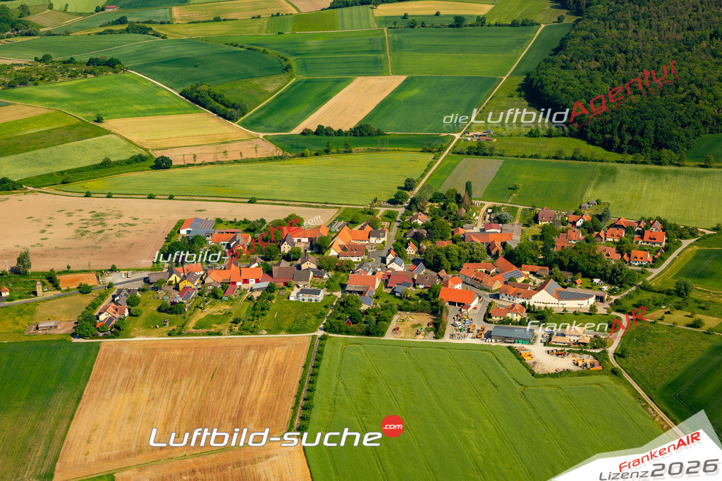 Das Luftbild zeigt Wohnau Knetzgau - Die Luftaufnahme wurde 2023 vom UL-Flugzeug aus erstellt ( keine Drohne ) - Hochauflösende Luftaufnahme - Für grossformatige Ausdrucke geeignet. Die Geschenkidee !Mit Lizenz und Bildrechte bestellbar