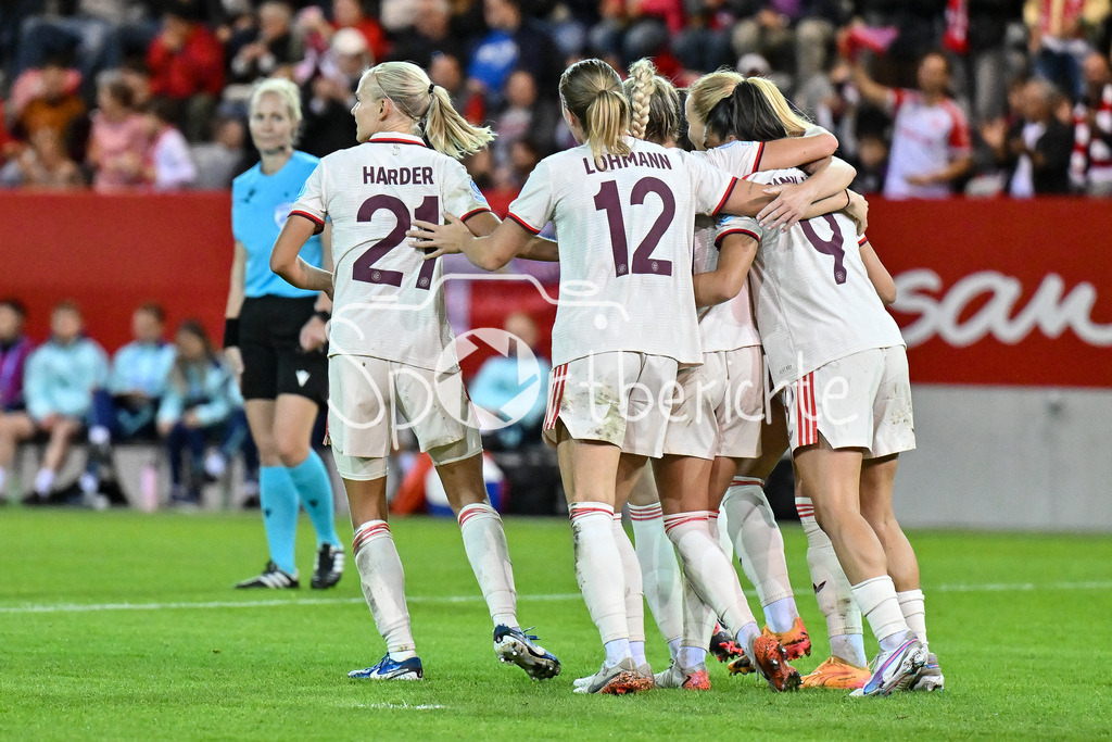 FC Bayern München Frauen - Arsenal London Frauen | Jubel nach dem Treffer zum 1-1 durch Glodis VIGGOSDOTTIR (FCB #4) / Freude / happy / Tor / torschuetzin / UEFA Womens Champions League: FC Bayern München Frauen - Arsenal London Frauen, FC Bayern Campus am 09.10.2024