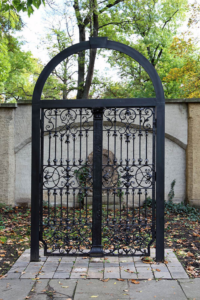Bildlexikon Leipzig - Alter Johannisfriedhof | Das Team hinter BILDLEXIKON LEIPZIG bündelt historische wie aktuelle Informationen über die Stadt Leipzig in Text und Bild auf einer Plattform und stellt diese der interessierten Öffentlichkeit zur Verfügung.
