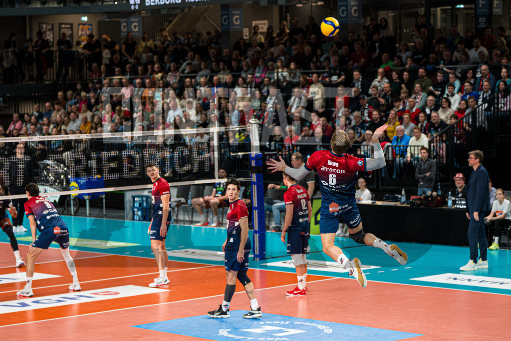 Volleyball I Herren I Saison 2025/2026 I Bundesliga I 10. Spieltag I SVG Lüneburg - WWK Volleys Herrsching | Jackson Clifford Howe (6, SVG Lüneburg) im Aufschlag - Realisiert mit Pictrs.com