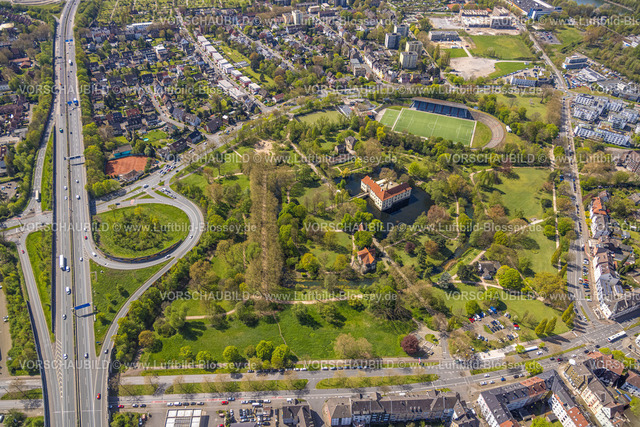 Herne230403084Ost | Luftbild, Schloss Strünkede und Schlosspark, Wasserschloss mit Gräfte, Stadion am Schloss Strünkede, Autobahn A42 Anschlussstelle Herne-Baukau, Baukau, Herne, Ruhrgebiet, Nordrhein-Westfalen, Deutschland