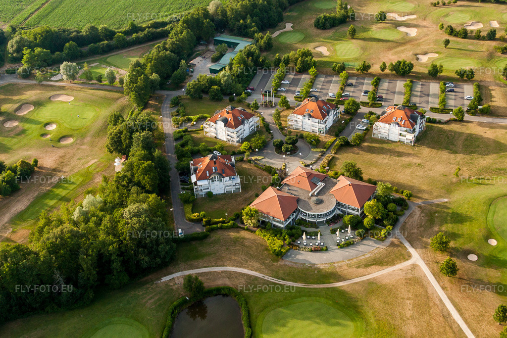 Vue aérienne: Restaurant du club de golf de Baden-Baden Soufflenheim à Soufflenheim dans le département Bas Rhin, France – .Photo: IMG_30497.jpg prise le 09/07/2010 par Werner Riehm/FLY-FOTO.eu – Résolution de l'original: 4752 x 3168 px